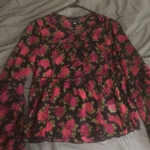 Floral long sleeve lace-up flowy top